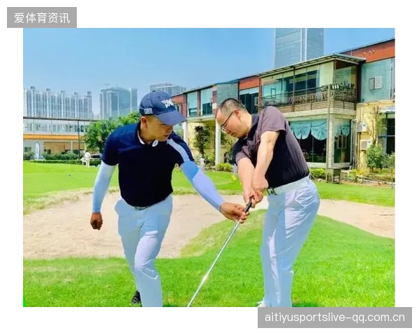 高尔夫还这样练？在家练高尔夫，是怕碰见领导吗？